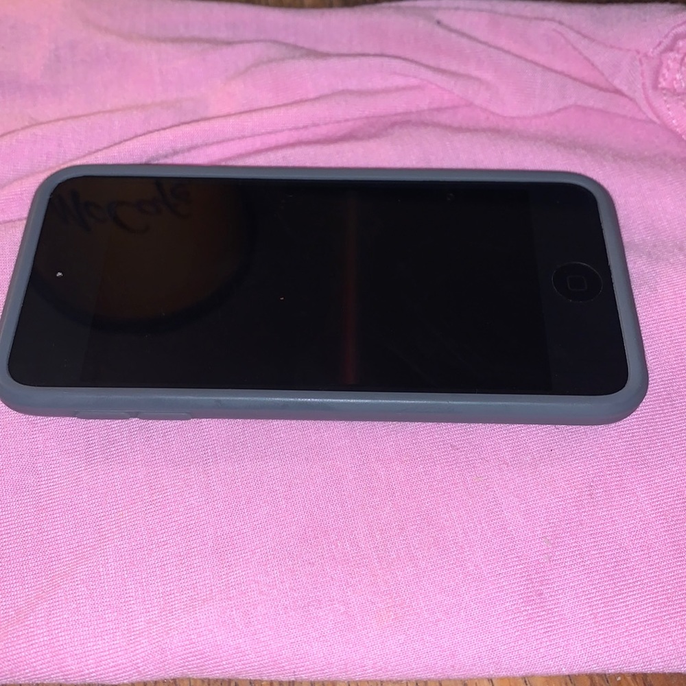 Ipod clean no scratches, dents. selling due to the fact out of the Return window
